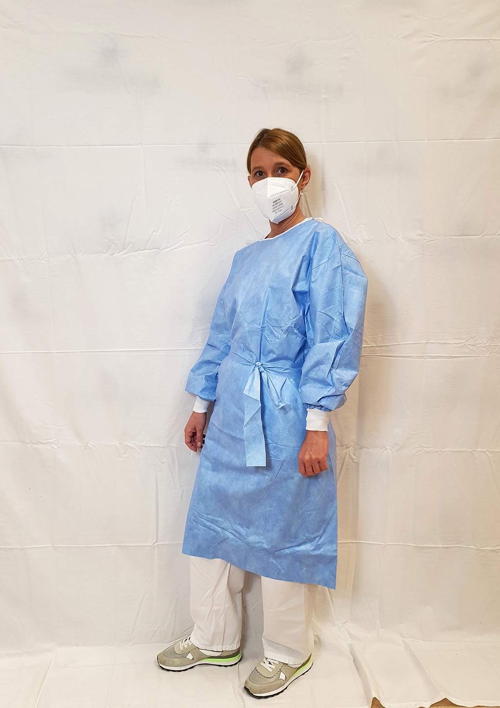 Bata de protección quirúrgica laminada impermeable AMET 55gr caja de 80 unidades - Imagen 5