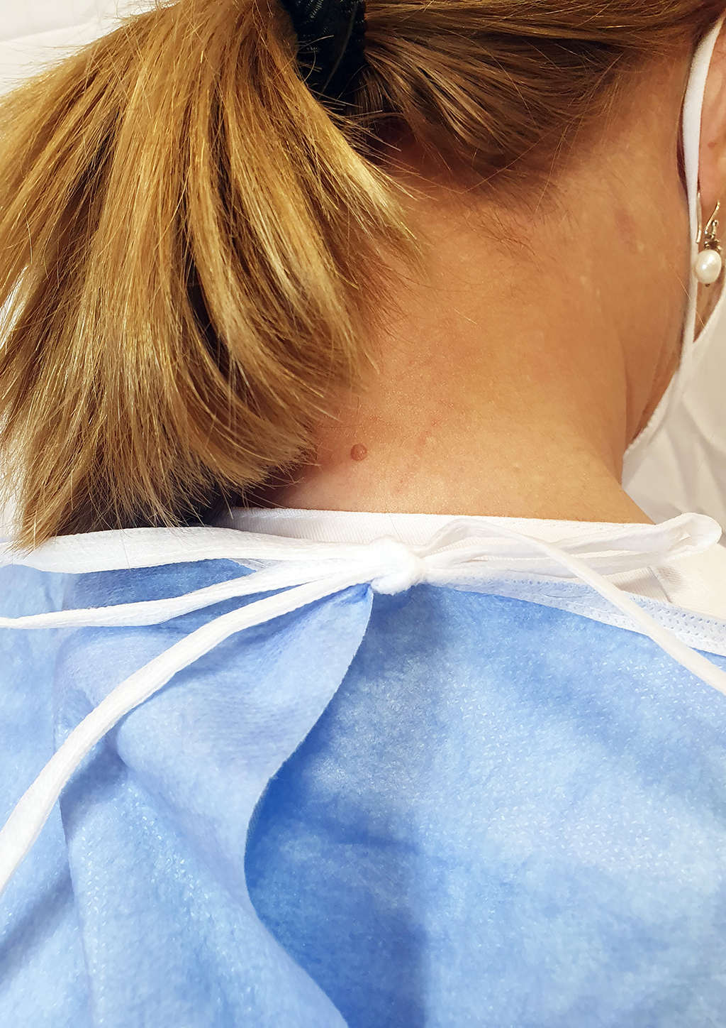 Bata de protección quirúrgica laminada impermeable AMET 55gr caja de 80 unidades - Imagen 8