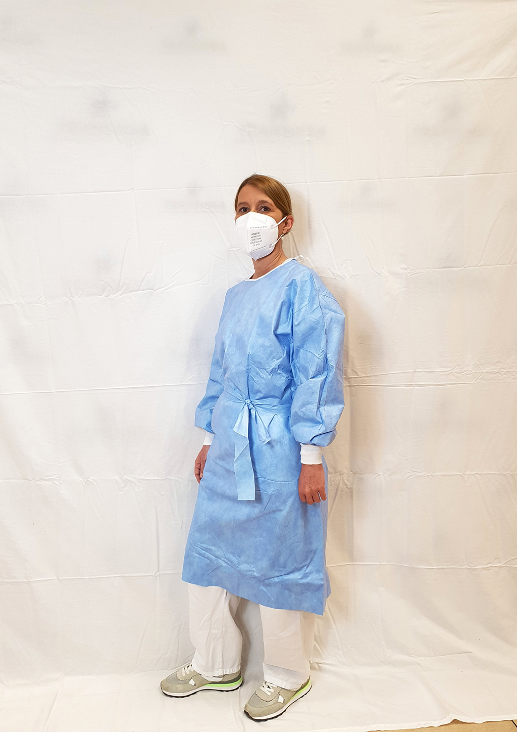 Bata de protección quirúrgica laminada impermeable AMET 55gr caja de 80 unidades - Imagen 3