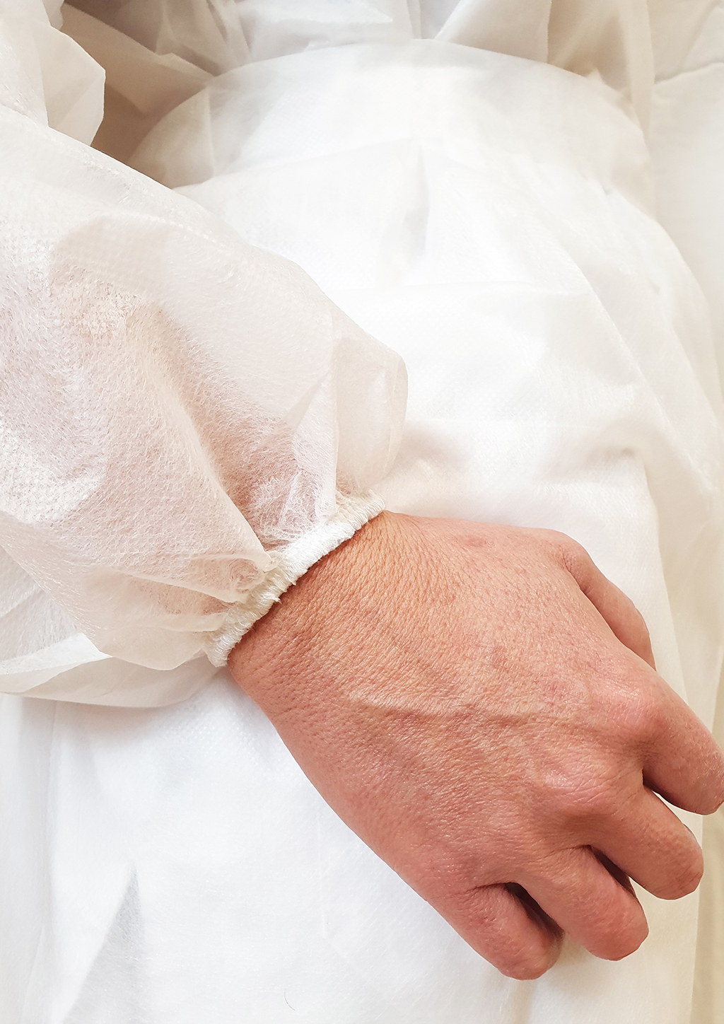 Bata de protección sanitaria de polipropileno AMET 20gr caja de 125 unidades - Imagen 8