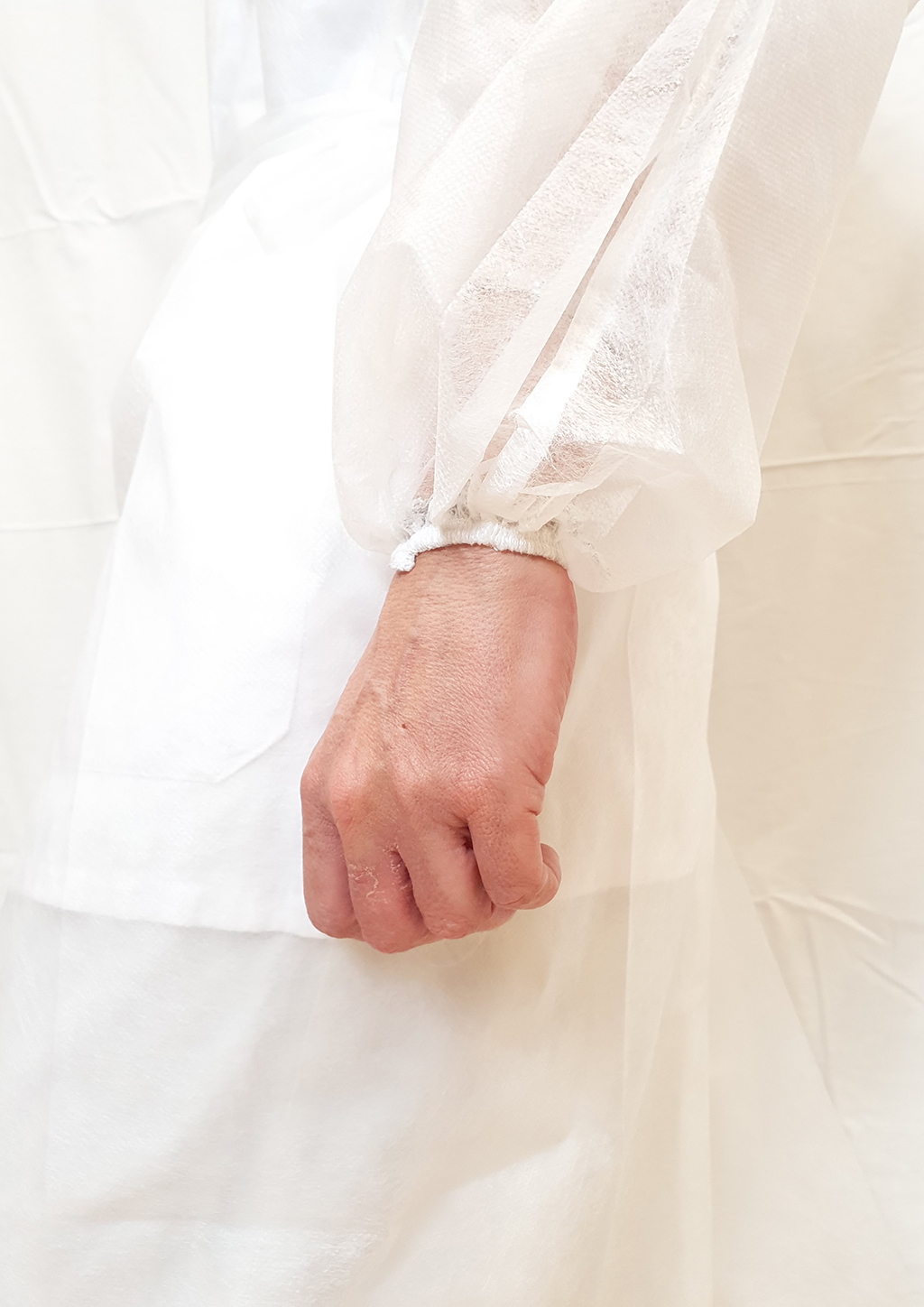 Bata de protección sanitaria de polipropileno AMET 20gr caja de 125 unidades - Imagen 9