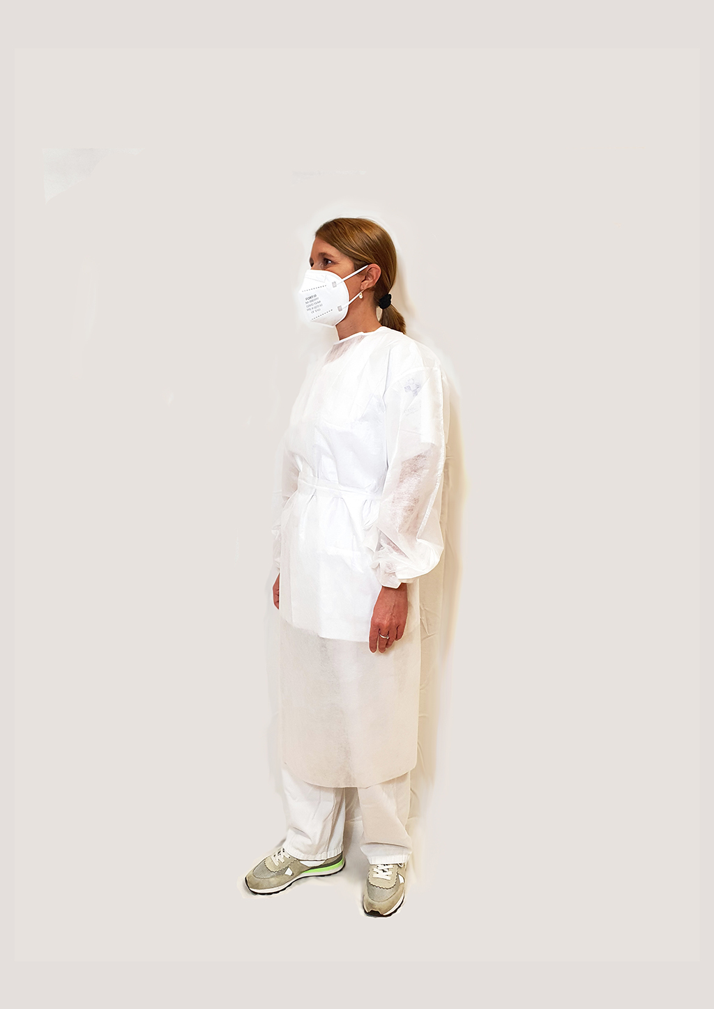 Bata de protección sanitaria de polipropileno AMET 20gr caja de 125 unidades - Imagen 11