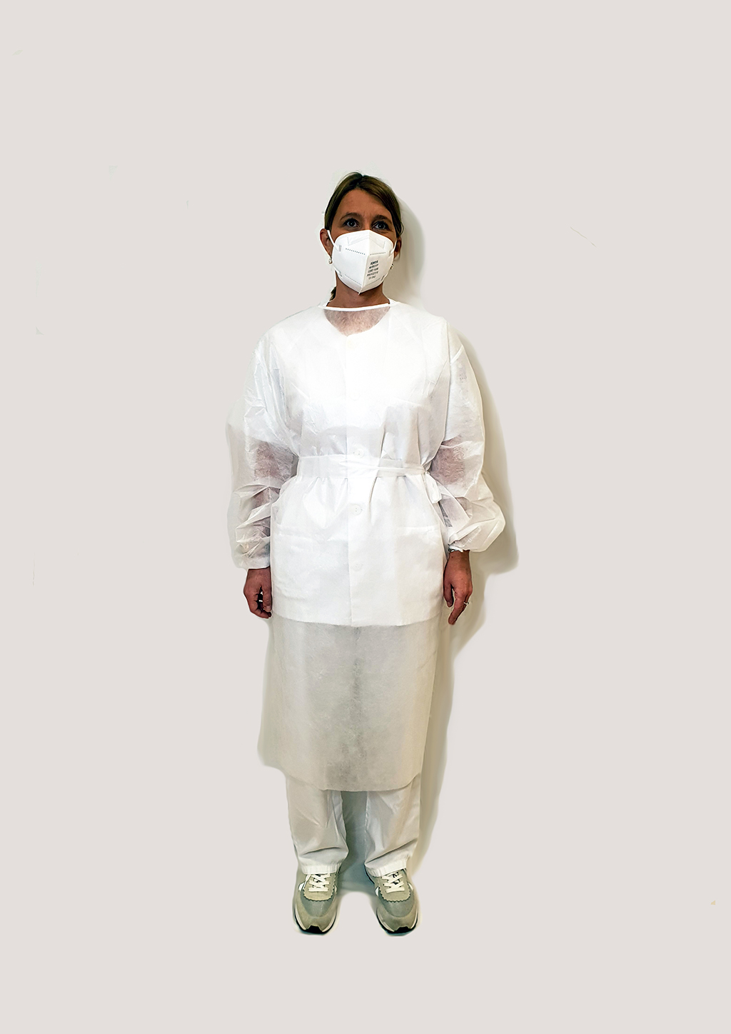 Bata de protección sanitaria de polipropileno AMET 20gr caja de 125 unidades - Imagen 2